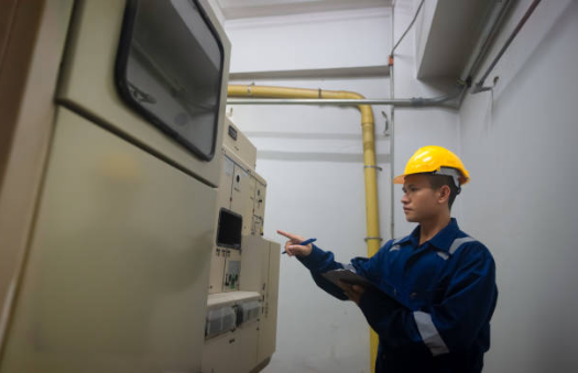 Jak starzejąca się infrastruktura energetyczna zwiększa zapotrzebowanie na nowoczesne rozwiązania średniego napięcia